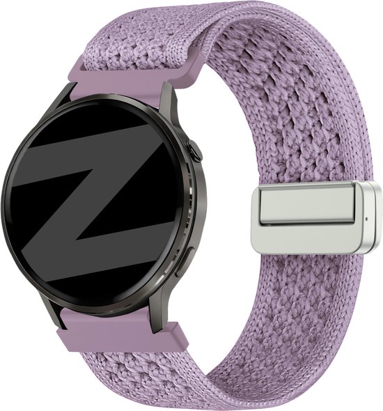 Bracelet de montre connectée lilas clair tressé avec boucle argentée, attaché à une montre connectée noire.