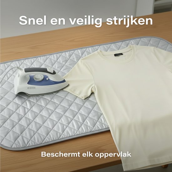 Gestikt grijs strijkkleed met een wit T-shirt en een strijkijzer erop.