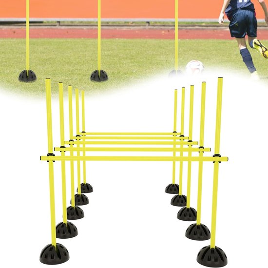 Gele trainingspalen met zwarte bases op een voetbalveld, met een silhouet van een speler.