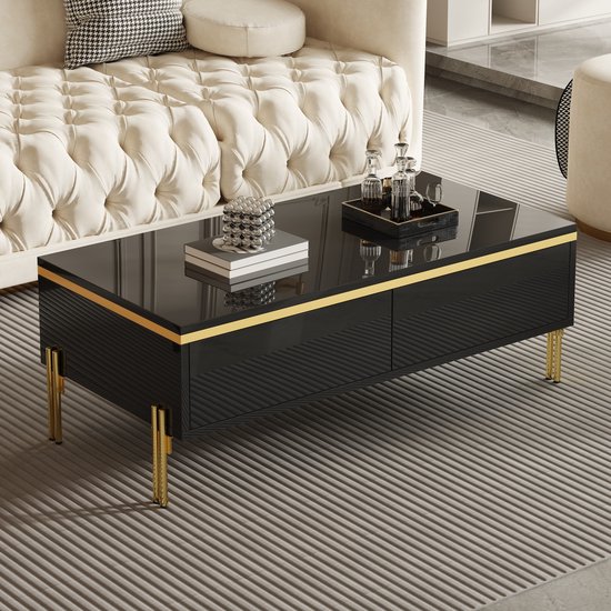 Zwarte hoogglans salontafel met gouden accentrand en goudkleurige pootjes, in een woonkamer setting naast een beige bank.