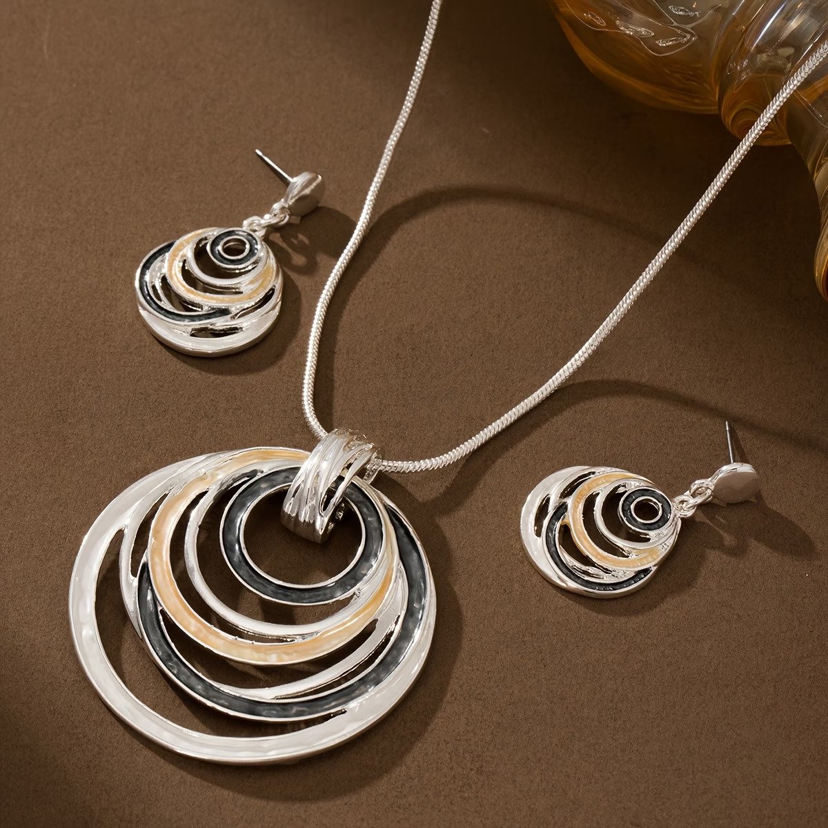 My Sweet Romance® Dames Sieradenset 2-delig – Grijskleurig Emaille – Ketting & Oorbellen – Vintage Design.