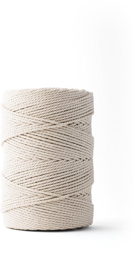 Un rouleau de cordelette macramé beige clair, détaillé avec une double torsion.