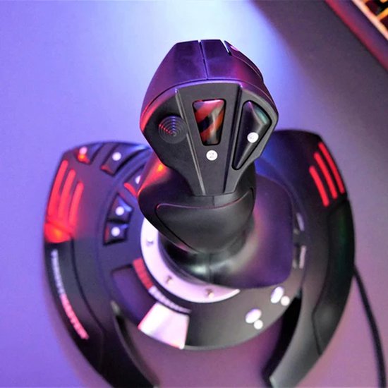 Bovenaanzicht van de zwarte Thrustmaster flightstick met rode accenten en knoppen.