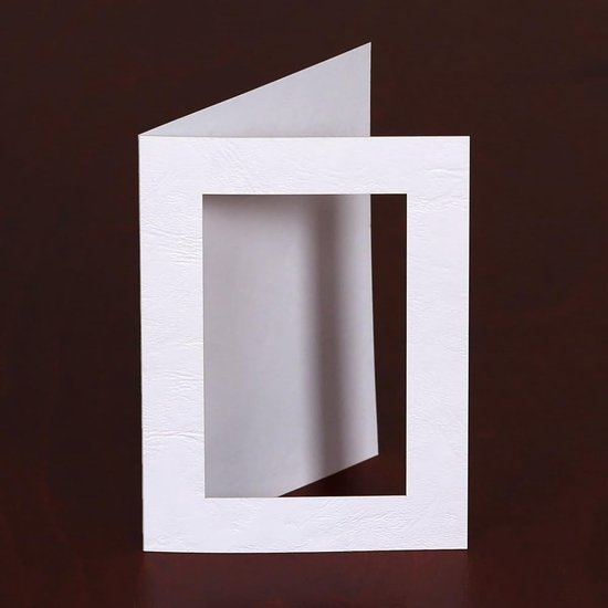 Witte kaart met rechthoekige uitsparing
