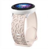 Wit smartwatch met beige band met luipaardpatroon. Weergave: 10:09 AM.