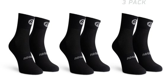 Trois paires de chaussettes de cyclisme noires avec logo blanc Rogelli sur le revers et la cheville.