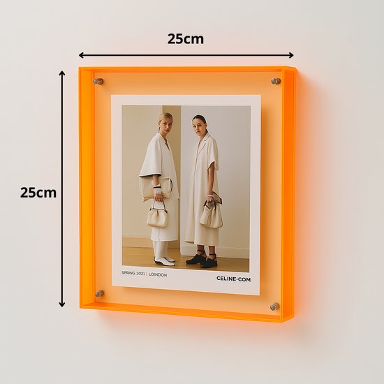 Twee modellen in witte outfits met crèmekleurige tassen, lente 2021, Londen, CELINE.COM. Lijst is 25x25cm.