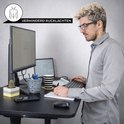 Man aan sta bureau, 'Gereduceerd rugklachten'.