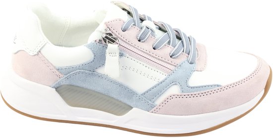 Zijzicht van een witte sneaker met roze en lichtblauwe suède delen, rits en veters.
