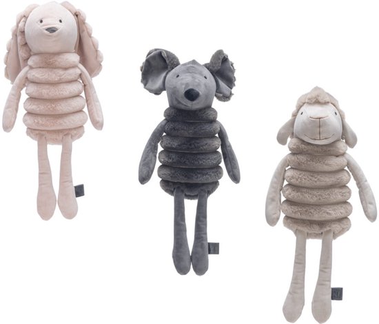 Drie knuffels: een roze konijn, een grijze muis en een beige schaap, elk met geribbelde buiken.