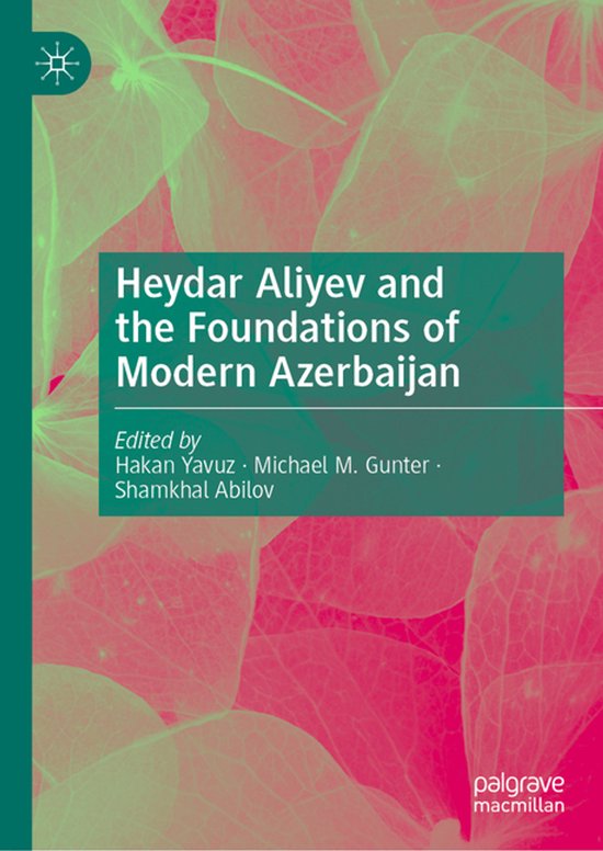 Boekhoes: 'Heydar Aliyev en de Grondslagen van Modern Azerbeidzjan', bewerkt door Hakan Yavuz, Michael M. Gunter, Shamkhal Abilov. Achtergrond van roze en groene bladeren.