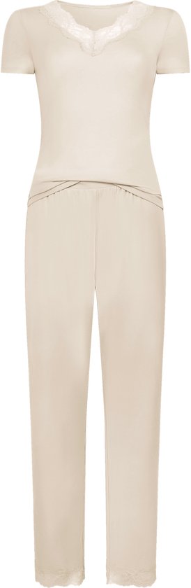 Lichtgele pyjamaset met t-shirt met V-hals en kantrand, en lange broek met kant.