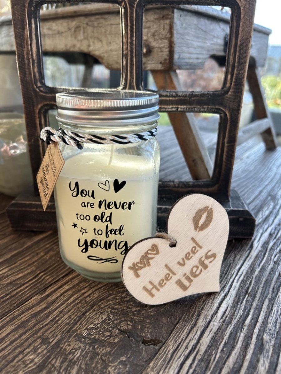 Creaties van hier Black & White scented candles Never too oldmet houten hartje – 13,5 cm – vanille