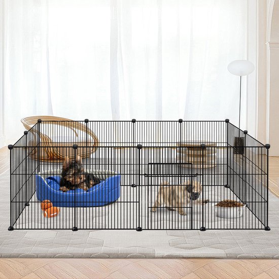 Zwarte ren met twee puppy's, een blauwe mand, een oranje bal en een voerbak.
