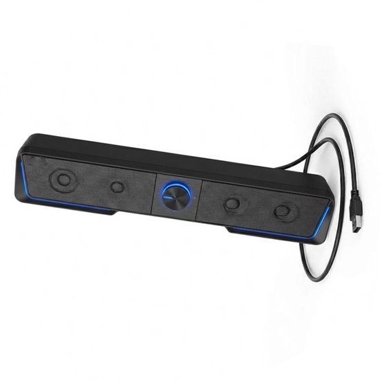 Zwarte soundbar met mesh-voorkant, blauwe LED-verlichting en USB-kabel.
