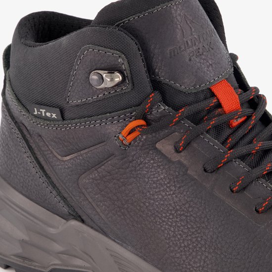 Detail van een grijze leren wandelschoen met oranje veters, J-Tex en 'MOUNTAIN PEAK' logo.