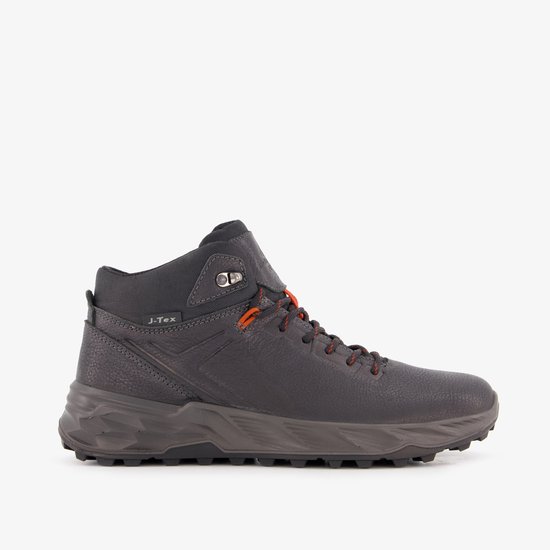 Grijze leren wandelschoen met oranje veters en J-Tex logo.