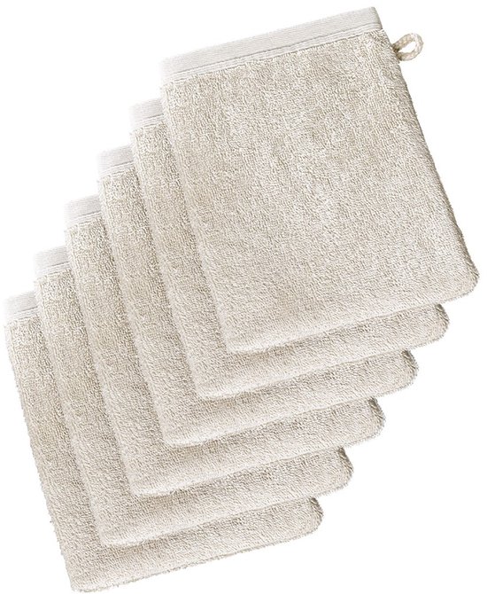 Zes beige washandjes van katoen, gestapeld met een lusje aan het bovenste washandje.