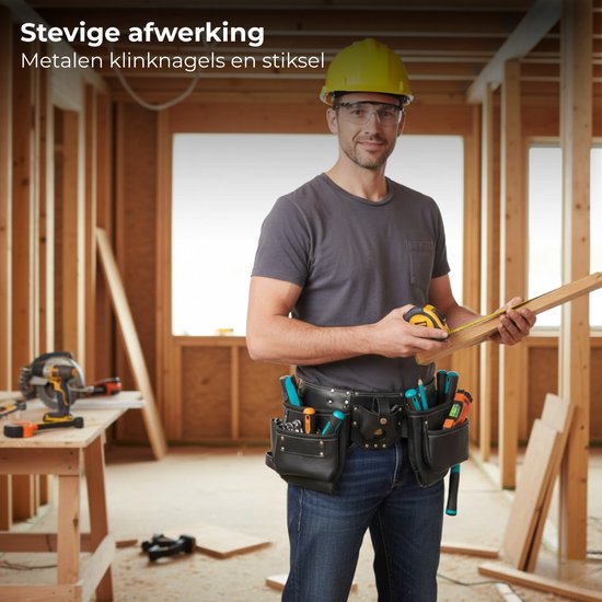 Man met gereedschapsgordel en helm in een bouwomgeving. Metalen klinknagels en stiksels.