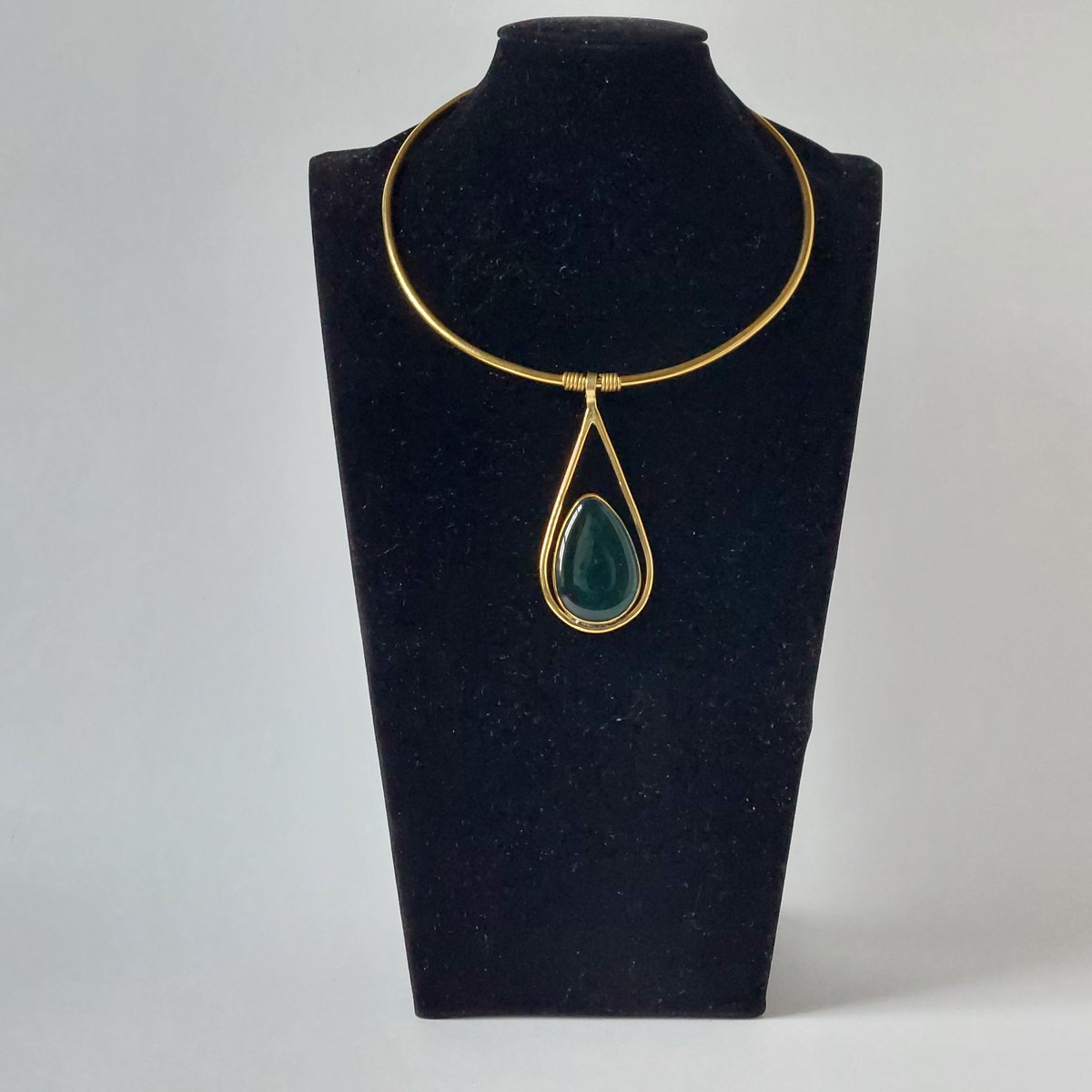 handgemaakt hals sieraad - choker - van messing met donkergroene glassteen van gerecycled glas uit Indonesië - fairtrade