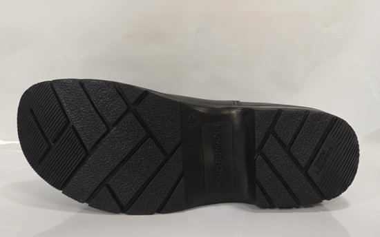 Zool van een zwarte klomp met een grof profiel voor grip en het Nordmann-logo.