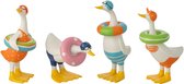 Vier decoratieve badeendjes met zwembanden en zwemkleding in vrolijke kleuren.