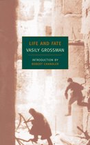 Boekomslag 'Life and Fate' door Vasily Grossman. Met twee silhouetten van mannen in een gebombardeerde stad.