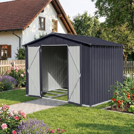 Donkergrijs tuinhuis met dubbele deuren, open voorkant, geplaatst in een tuin met bloemen en een pad.