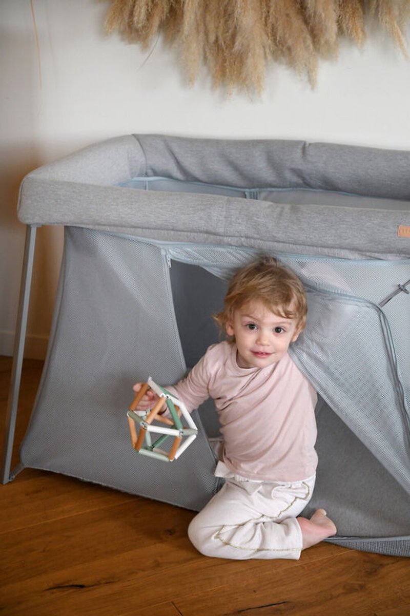 Béaba Eazy Sleep 3-in-1 Reisbed - Campingbedje, Wieg en Speelbox in Eén - Van de Geboorte tot 3 Jaar - Ademende Mesh Zijwanden en Zijopening met Rits - Inclusief 2 Matrassen en Transporttas - Lichtgewicht 6,8 kg - Grijs thumbnail 3