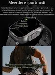 Zwarte smartwatch met ingebouwde oordopjes, met scherm dat sportmodi toont zoals 'wandelen'.