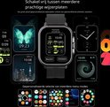 Zwarte smartwatch met weergaven van verschillende wijzerplaten, waaronder vlinders en stadsgezichten.