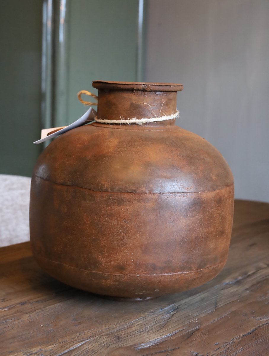 Geroeste metalen kruik pot vaas landelijke kruik vaasje roestbruin