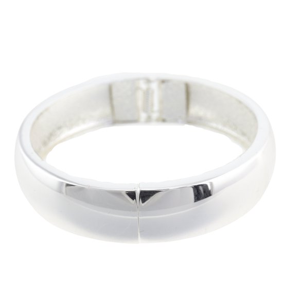 Zilverkleurige, brede bangle armband met een gepolijst, glad oppervlak en een sluiting middenvoor.