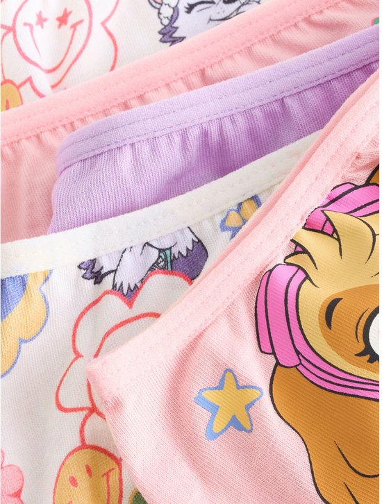 Close-up van meerdere slips met Paw Patrol-personages en patronen in pastelkleuren.