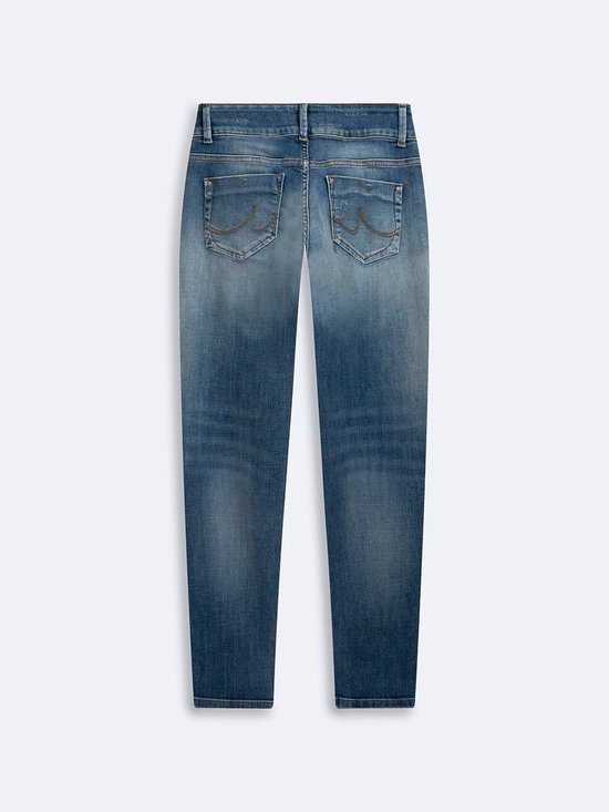 Achterkant van een spijkerbroek met een lichtblauwe denim wassing, distressed details en geborduurde achterzakken.
