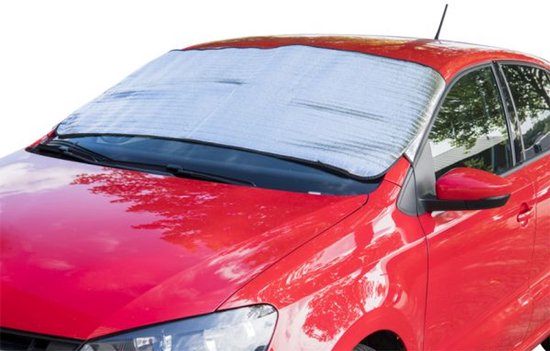 Zilverkleurig zonnescherm op de voorruit van een rode auto.