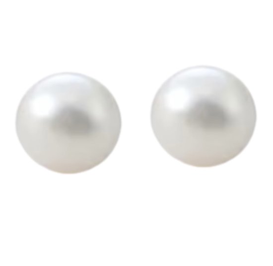 Twee witte parel oorbellen, 12 mm.