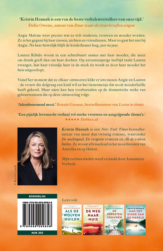 Vrouw met blond haar, links naast een stapel boeken en vier boekenhoezen.