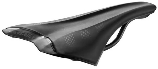 Zwarte Selle Italia fietszadel met zilverkleurige zadelrails en subtiel ruitpatroon op de zijkanten.