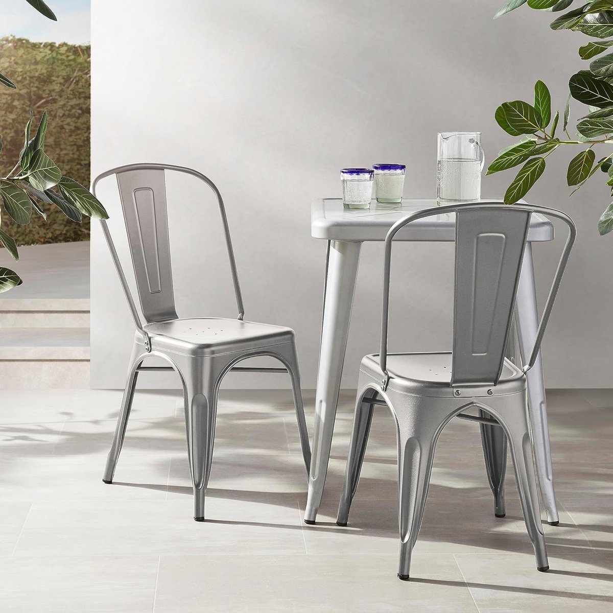 Eetkamerstoelen Metaal Stapelbaar Zwart 51 x 43 x 85 cm – Bistro Stoelen voor Keuken, Eettafel, Binnen & Buiten – Duurzaam, Waterbestendig en Comfortabel – Set van 4 | Laura