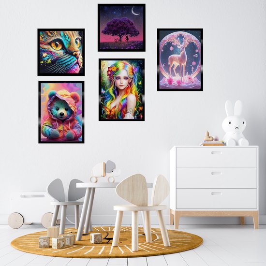 Een kinderkamer met vijf ingelijste kunstwerken aan de muur: een kat, een boom, een hert, een beertje en een meisje.