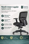 Zwarte bureaustoel met ademend mesh rugleuning en verstelbare zithoogte, ergonomische rugsteun, kantelbare zitting en ventilerend zitvlak. Bens logo.