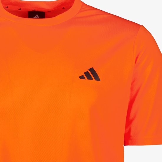 Oranje sport T-shirt met korte mouwen en een ronde hals, met zwart Adidas logo op de borst.
