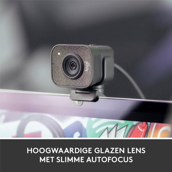 Gros plan d'une webcam Logitech StreamCam avec une façade en tissu et une lentille en verre.