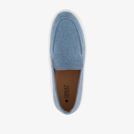 Bovenkant van een blauwe denim instapper met bruin voetbed met Emilio Salvatini logo.