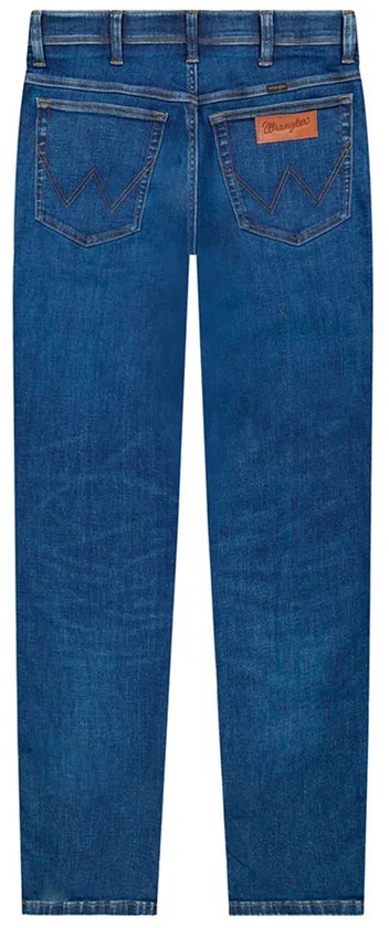 Blauwe Wrangler spijkerbroek achterzijde met kenmerkende W-stiksels op de zakken en bruin logolabel.