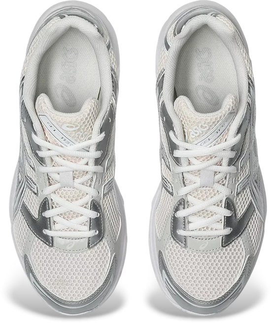 Bovenkant van een paar witte Asics Gel-1130 sneakers met zilverkleurige ASICS logo's.