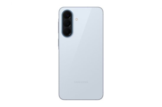 Achterkant van een lichtblauwe Samsung Galaxy A57 5G smartphone met triple camera en het Samsung-logo.