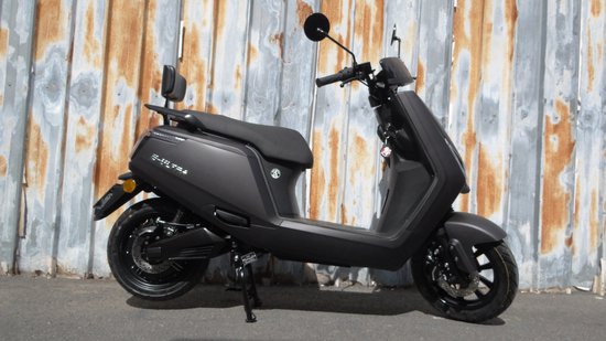 Scooter électrique E-Ultra gris foncé avec siège et dossier noirs, debout sur sa béquille.