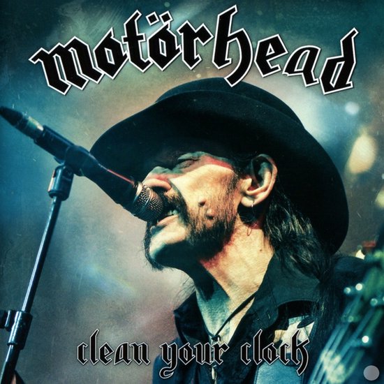 Albumhoes van Motorhead met zanger Lemmy Kilmister met hoed, zingend in microfoon.